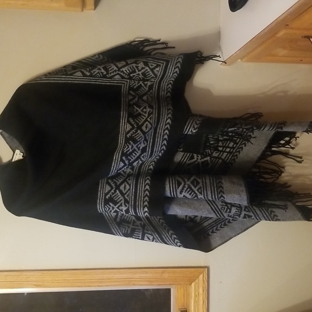 Max Studio peruvian convertible Large black shawl with large pin closure